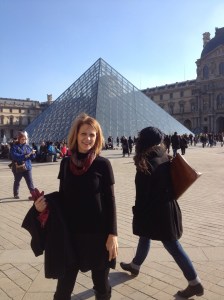 A stroll outside the Louvre on a sunny afternoon. 